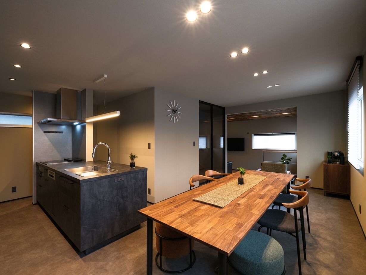 ROOTS 【越谷市/3階建て/間取り図】22.9坪の狭小地とは思えないほど広く開放的！ルーフバルコニー付きの住まいの建築実例画像5