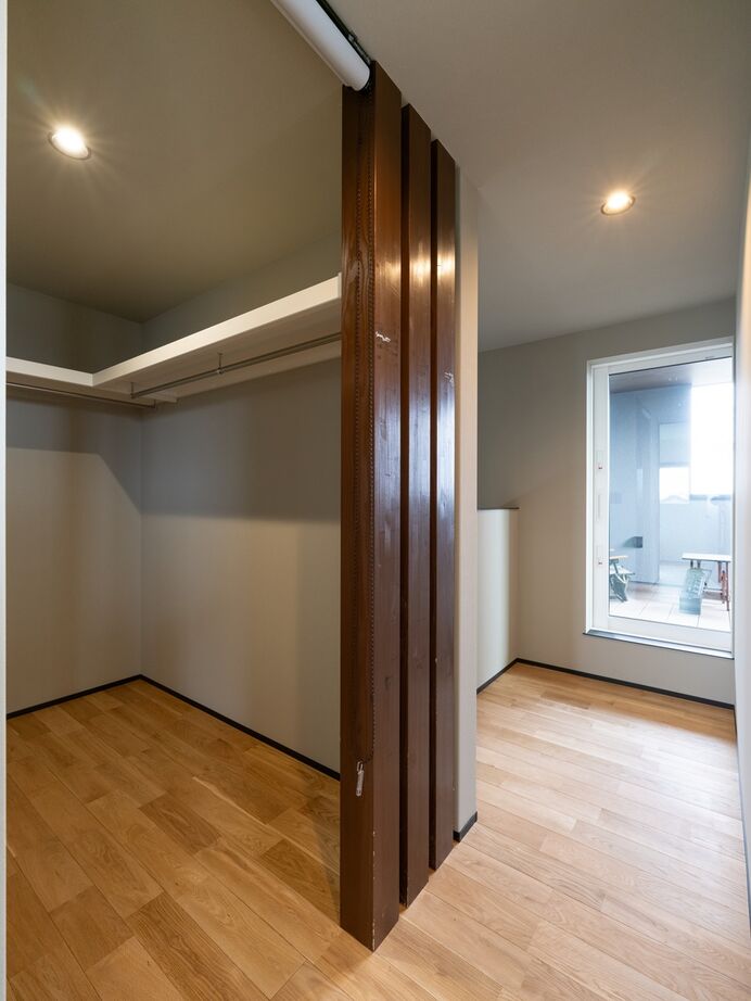 ROOTS 【越谷市/3階建て/間取り図】22.9坪の狭小地とは思えないほど広く開放的！ルーフバルコニー付きの住まいの建築実例画像9