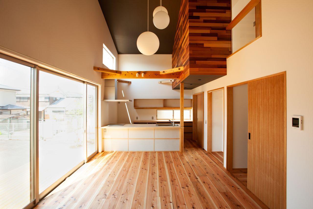 松下工務店 【淡路市｜2000万円台｜建築士の間取り】平屋風の２棟がつながる店舗付き住宅の建築実例画像2