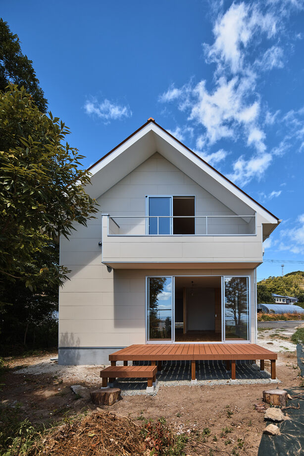 松下工務店 【淡路市｜2000万円台｜セカンドハウスの間取り】動植物と共に暮らす。海を望む丘に佇む三角屋根の家の建築実例画像
