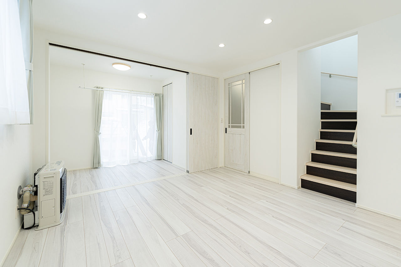 高松工業 【1000万円台/27.5坪】限られた広さでも部屋数はしっかり確保し4LDKに。収納充実、ステキな白いキッチン！の建築実例画像2