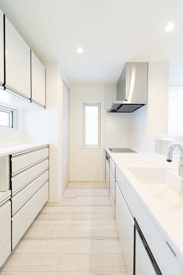 高松工業 【1000万円台/27.5坪】限られた広さでも部屋数はしっかり確保し4LDKに。収納充実、ステキな白いキッチン！の建築実例画像3