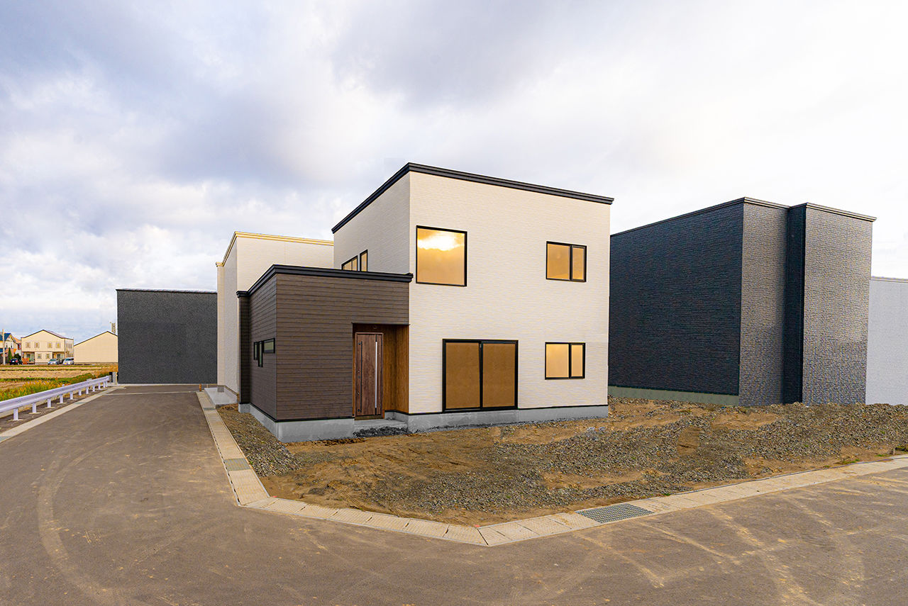 高松工業 【1000万円台/35坪】木を活かした内装。和のテイストもカッコよく取り入れた小上がりのある広いLDKの建築実例画像