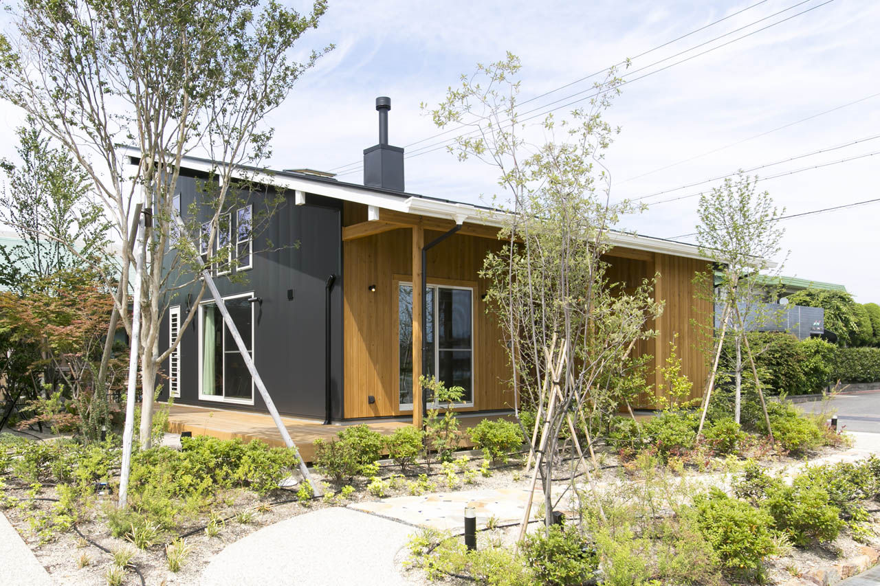 studio＊mag（スタジオマグ） 【1000万円台/28坪/平屋プラスα】吹き抜けとウッドデッキの開放感！自然を感じ暮らすロフト付き半平屋の家の建築実例画像1