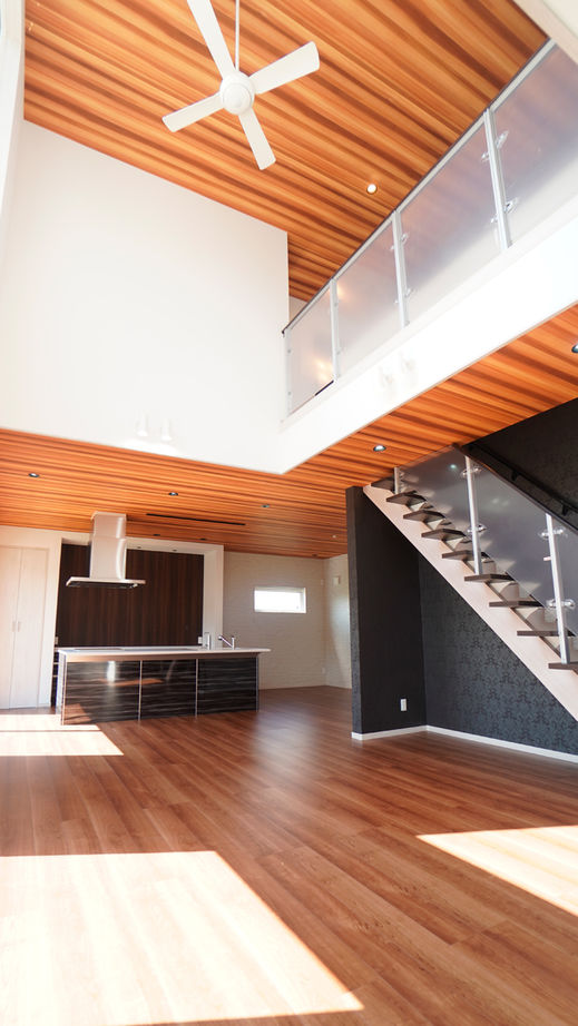 オリエントホーム モダンな外観に木目調のコーディネートが心地よさを生み出す、家族時間が自然と増える家の建築実例画像2