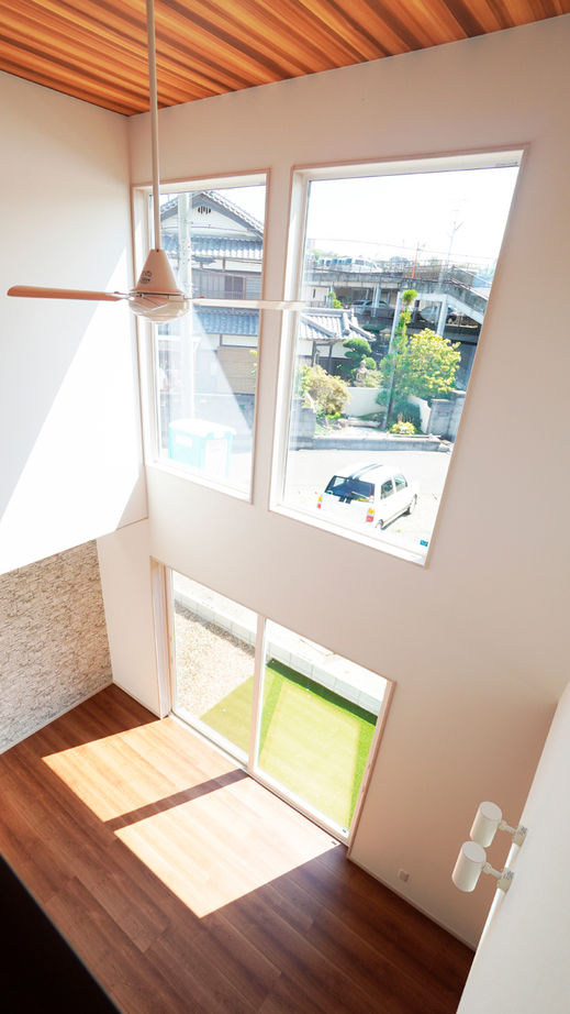 オリエントホーム モダンな外観に木目調のコーディネートが心地よさを生み出す、家族時間が自然と増える家の建築実例画像10