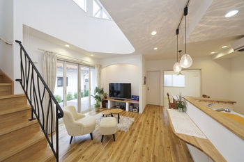 ハスカーサ　ポラスグループ 【1000万円台/32坪/吹抜け】オレンジ色の洋瓦屋根が特徴の南欧リゾートスタイルの明るく暮らしやすい家の建築実例画像2