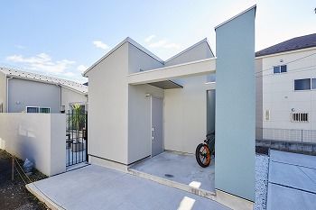 ハスカーサ　ポラスグループ 【20坪台/平屋】家具を邪魔しないシンプルさとコンセプトがある外観。中庭と一体化する明るいLDKの家の建築実例画像3