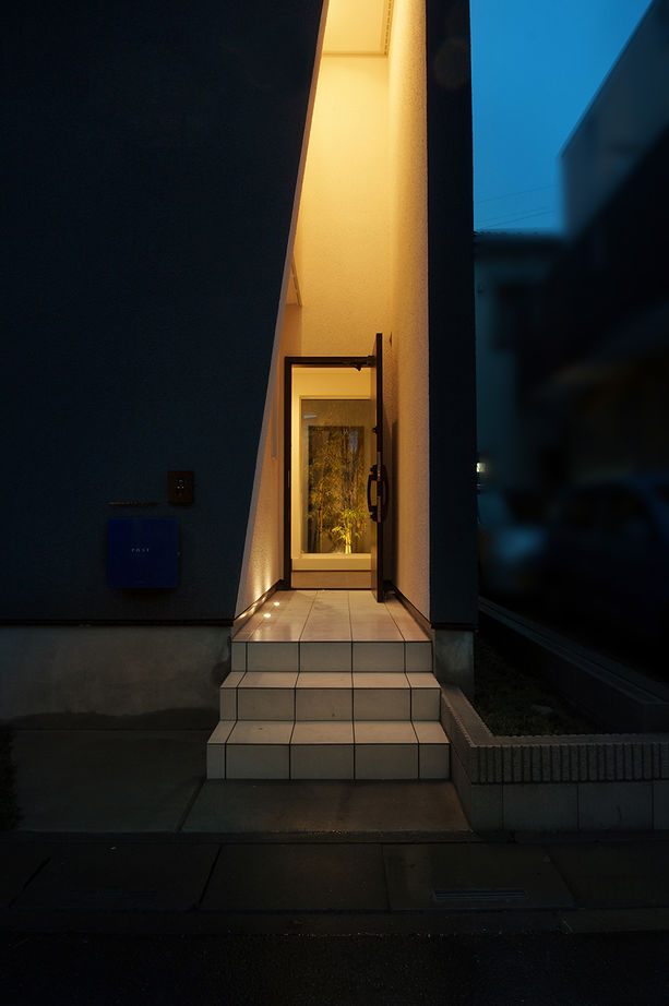 ハスカーサ　ポラスグループ 【2000万円台/30坪台/間取り図あり】灯りが迎える美しい玄関。重厚さと開放感をマッチさせた空間設計の家の建築実例画像2