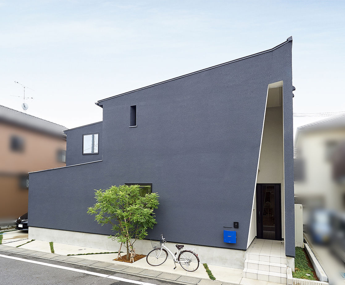 ハスカーサ　ポラスグループ 【2000万円台/30坪台/間取り図あり】灯りが迎える美しい玄関。重厚さと開放感をマッチさせた空間設計の家の建築実例画像3