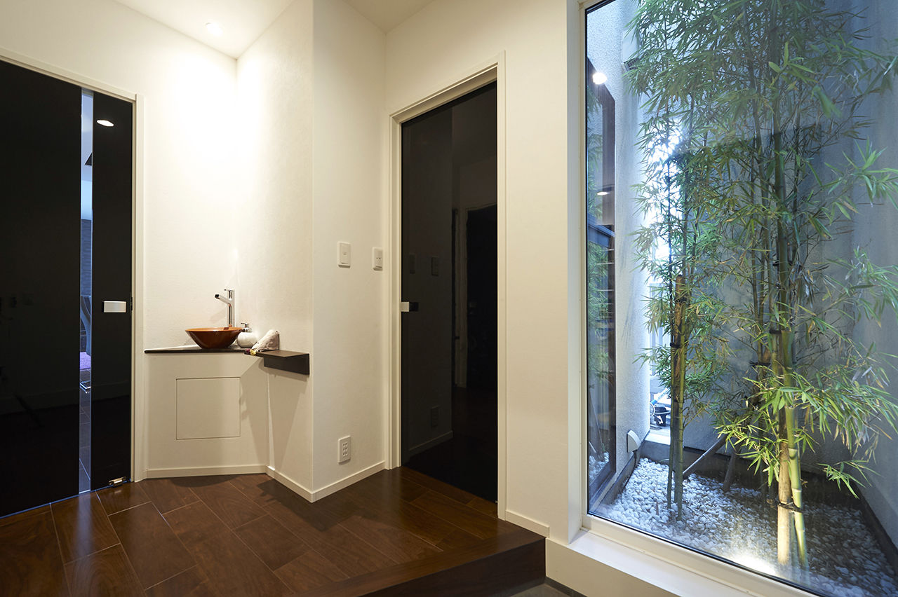 ハスカーサ　ポラスグループ 【2000万円台/30坪台/間取り図あり】灯りが迎える美しい玄関。重厚さと開放感をマッチさせた空間設計の家の建築実例画像4