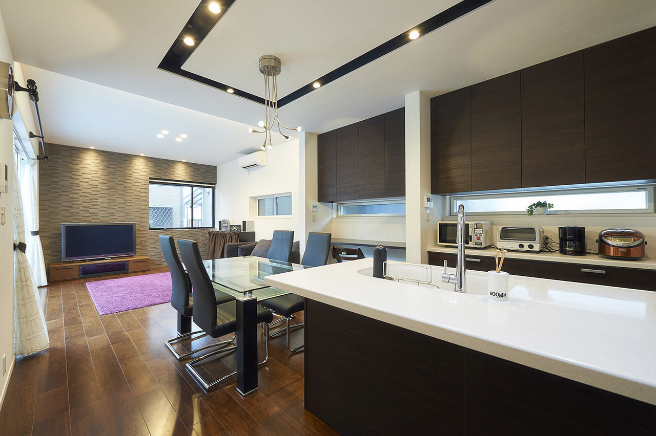 ハスカーサ　ポラスグループ 【2000万円台/30坪台/間取り図あり】灯りが迎える美しい玄関。重厚さと開放感をマッチさせた空間設計の家の建築実例画像5