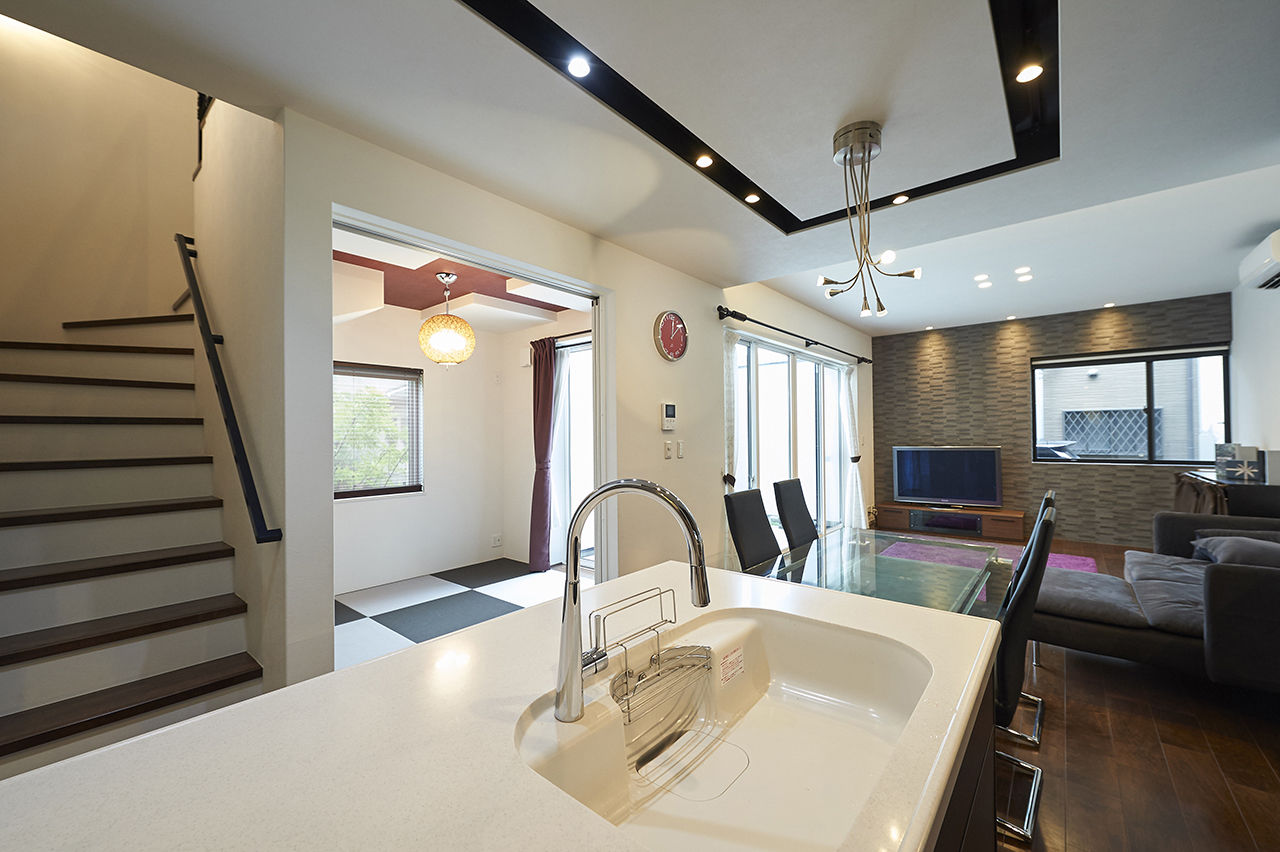 ハスカーサ　ポラスグループ 【2000万円台/30坪台/間取り図あり】灯りが迎える美しい玄関。重厚さと開放感をマッチさせた空間設計の家の建築実例画像6