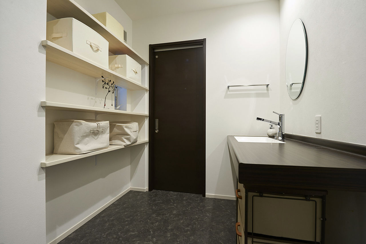 ハスカーサ　ポラスグループ 【2000万円台/30坪台/間取り図あり】灯りが迎える美しい玄関。重厚さと開放感をマッチさせた空間設計の家の建築実例画像10