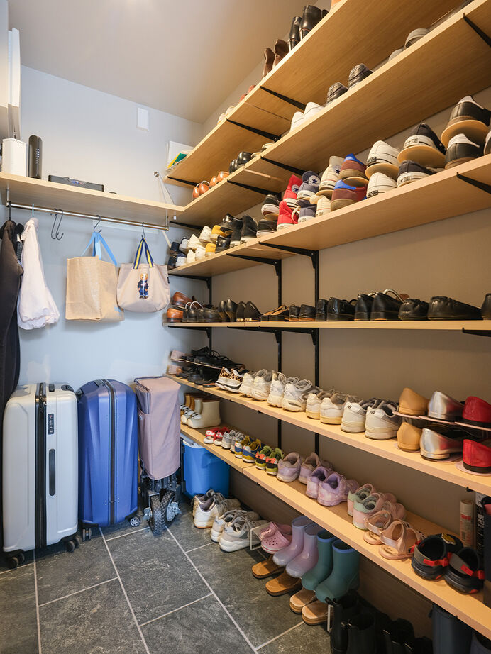 ハスカーサ　ポラスグループ 【4000万円台/40坪台/中庭】直線が織りなす、端正な美しさ。ゲストとくつろぐミニマルな家の建築実例画像10