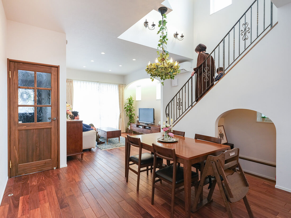 ハスカーサ　ポラスグループ 【3000万円台/40坪台/吹抜け/間取り図あり】大好きな作家の世界観をカタチに。子育てにも優しい理想の家の建築実例画像2