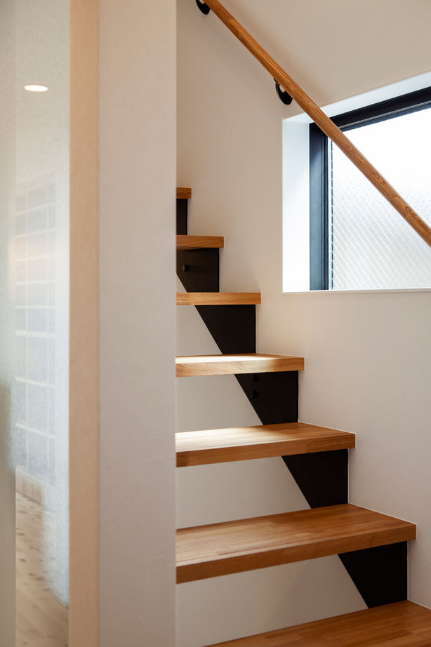 丸山建設（Ｅ‐ＨＯＭＥ一級建築士事務所） 【間口3.8ｍ/店舗併用/3階建/間取図/狭小】間口3.8ｍの狭小住宅。高い強度を叶える木造フレーム工法の家の建築実例画像6