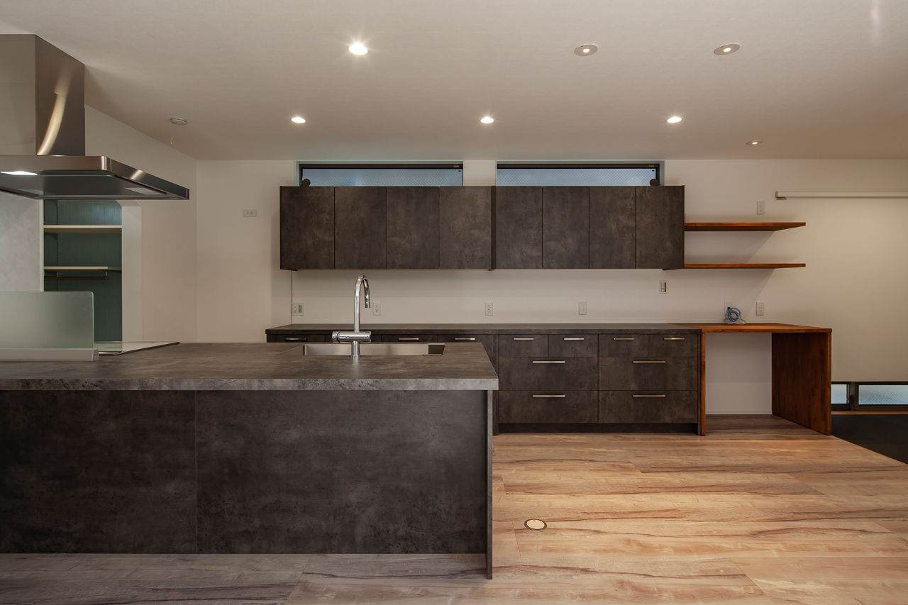 丸山建設（Ｅ‐ＨＯＭＥ一級建築士事務所） 【愛知県/2000万円台/間取図有/ビルトインガレージ】キッチンを中心にしたLDK。家事楽でオシャレな家の建築実例画像2