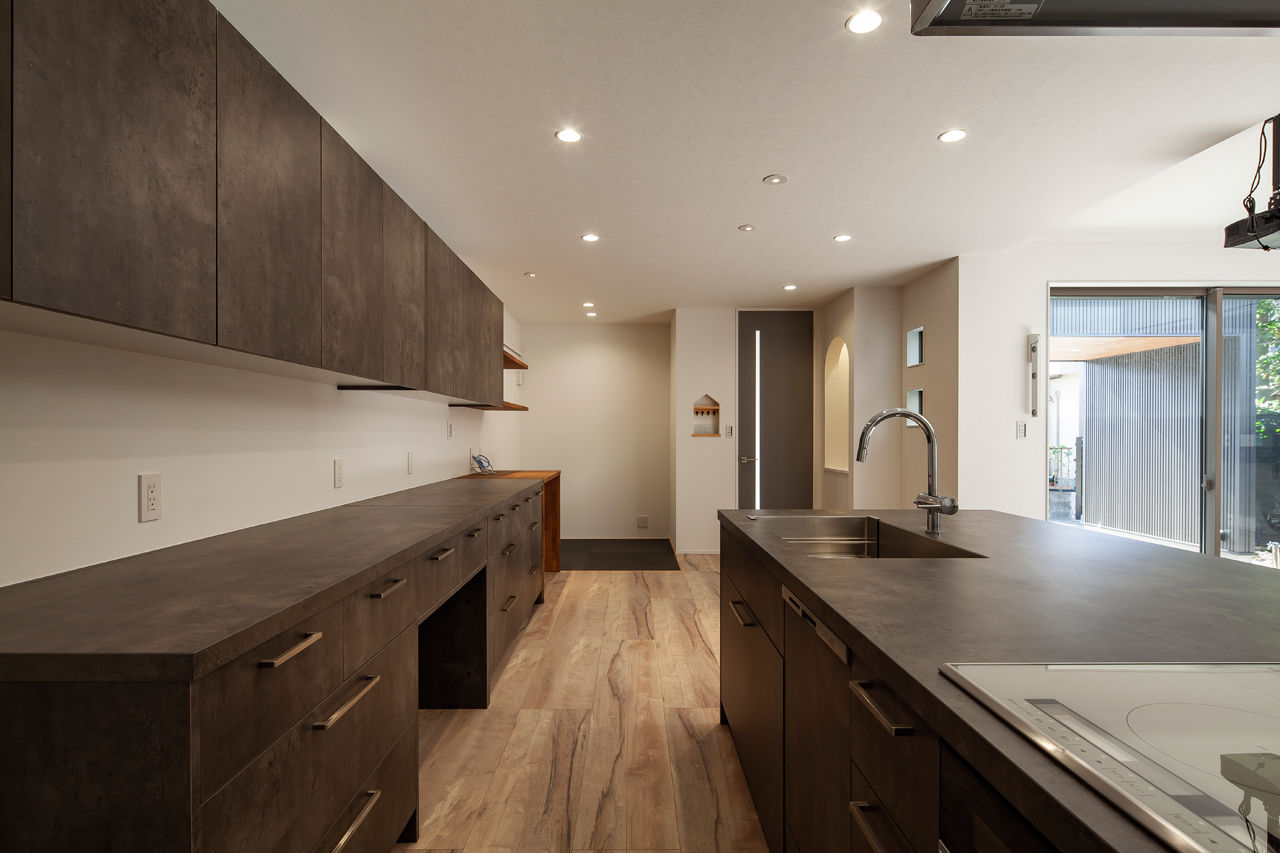 丸山建設（Ｅ‐ＨＯＭＥ一級建築士事務所） 【愛知県/2000万円台/間取図有/ビルトインガレージ】キッチンを中心にしたLDK。家事楽でオシャレな家の建築実例画像3