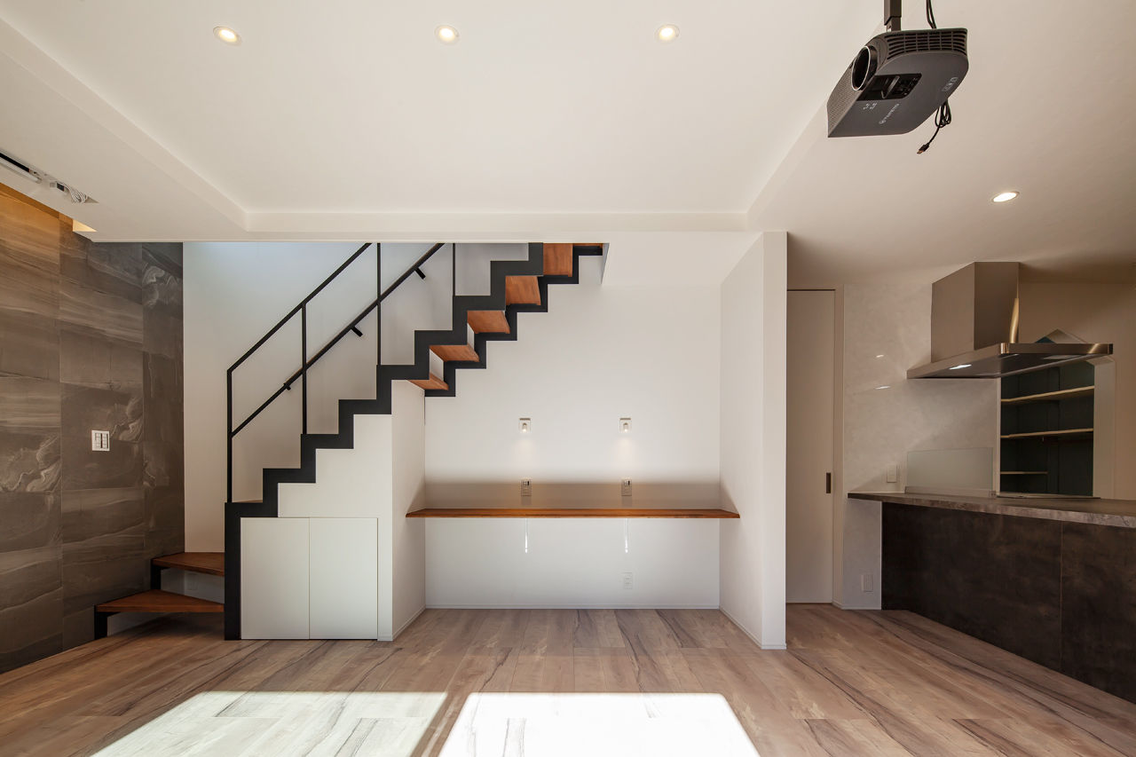 丸山建設（Ｅ‐ＨＯＭＥ一級建築士事務所） 【愛知県/2000万円台/間取図有/ビルトインガレージ】キッチンを中心にしたLDK。家事楽でオシャレな家の建築実例画像4