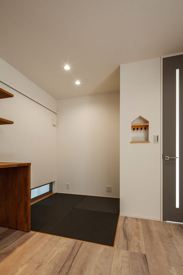 丸山建設（Ｅ‐ＨＯＭＥ一級建築士事務所） 【愛知県/2000万円台/間取図有/ビルトインガレージ】キッチンを中心にしたLDK。家事楽でオシャレな家の建築実例画像9