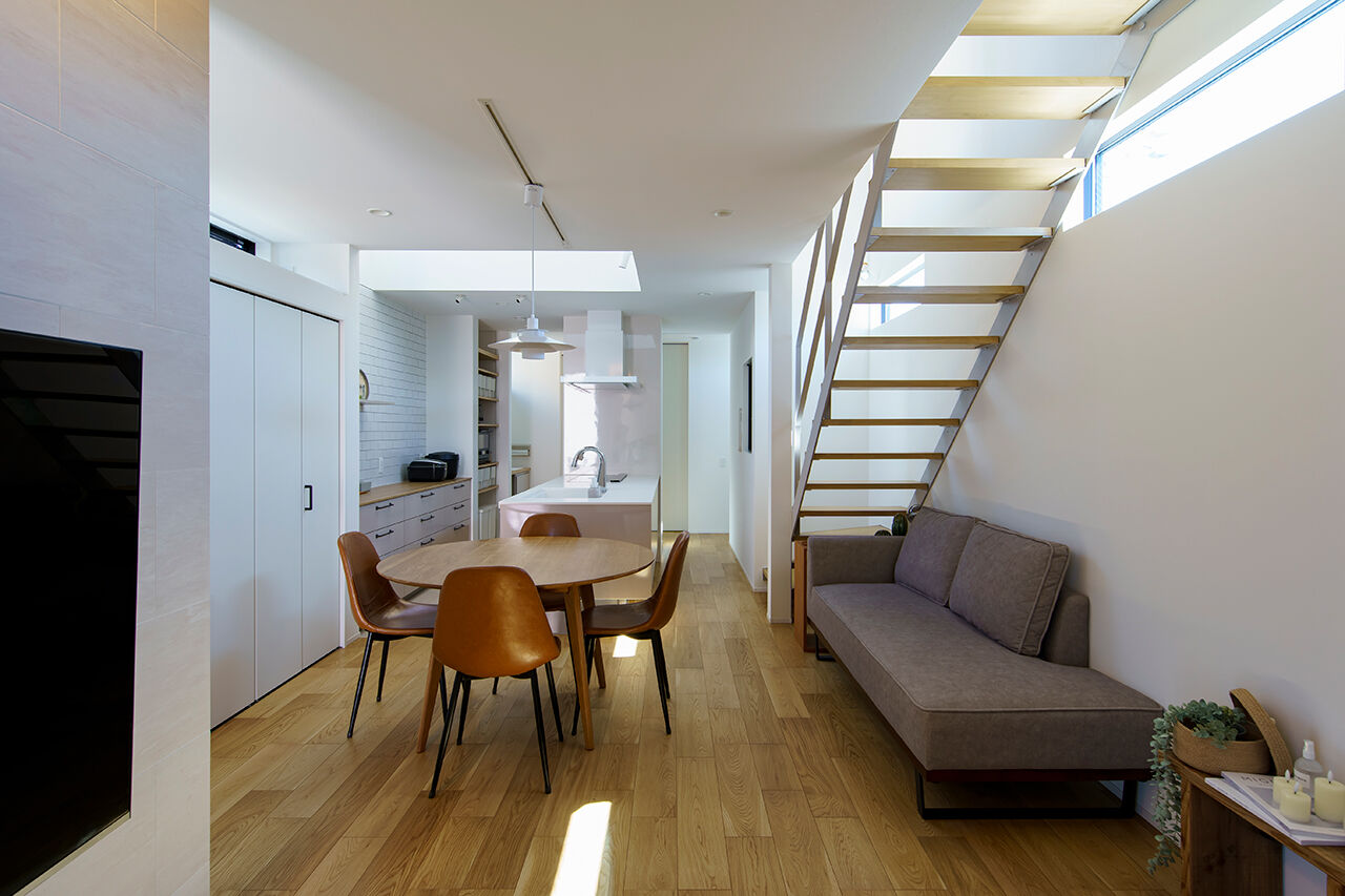 丸山建設（Ｅ‐ＨＯＭＥ一級建築士事務所） 【間口約4ｍ／狭小地／吹抜】一級建築士と創る「自分らしい家」。光降り注ぐLDK、狭小地の都市型住宅の建築実例画像2