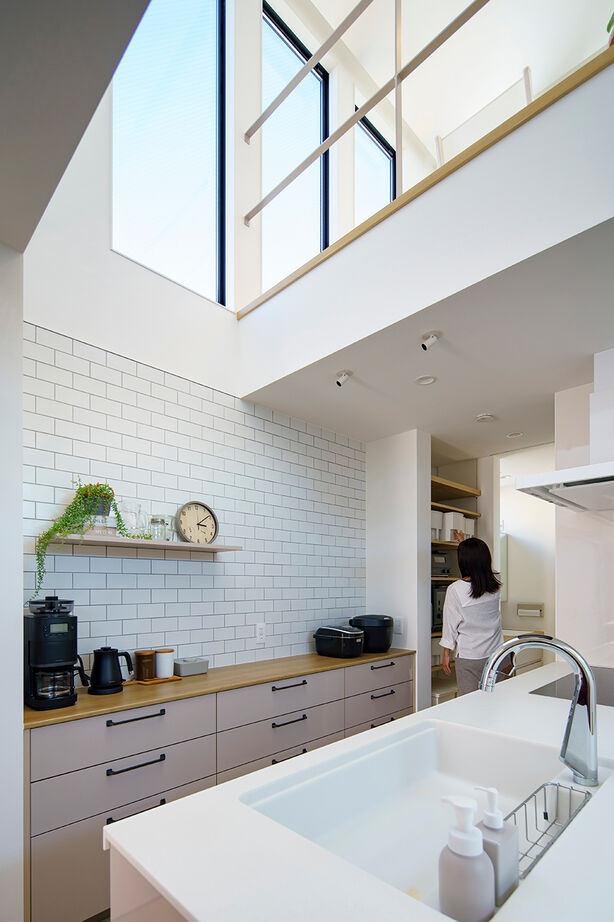 丸山建設（Ｅ‐ＨＯＭＥ一級建築士事務所） 【間口約4ｍ／狭小地／吹抜】一級建築士と創る「自分らしい家」。光降り注ぐLDK、狭小地の都市型住宅の建築実例画像3