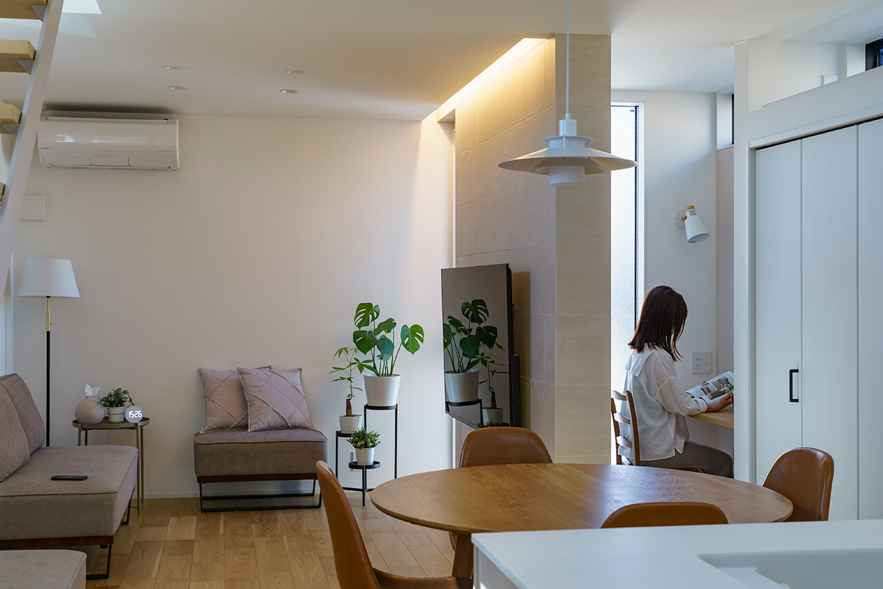 丸山建設（Ｅ‐ＨＯＭＥ一級建築士事務所） 【間口約4ｍ／狭小地／吹抜】一級建築士と創る「自分らしい家」。光降り注ぐLDK、狭小地の都市型住宅の建築実例画像4