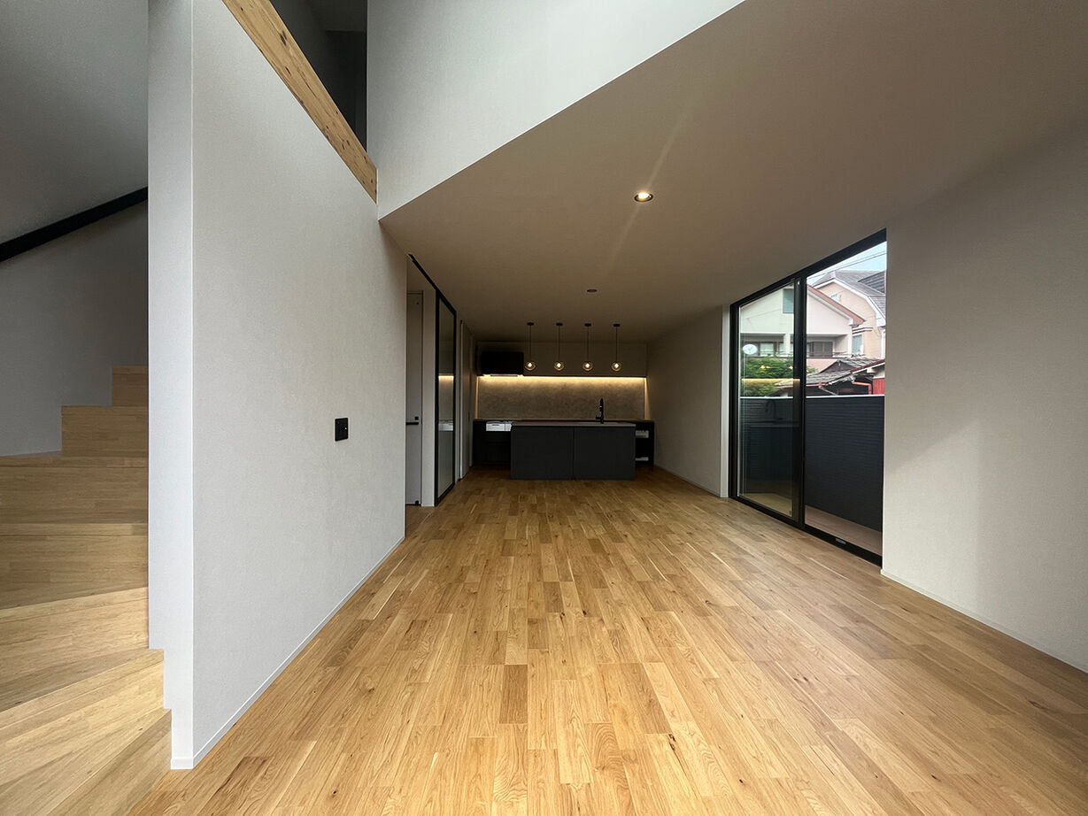 丸山建設（Ｅ‐ＨＯＭＥ一級建築士事務所） 【愛知県/高低差/高さ制限/建ぺい率/半地下】一級建築士と創る。1階層2.1m天井の開放的な住まいの建築実例画像2