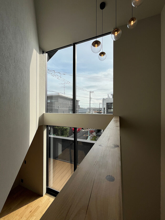 丸山建設（Ｅ‐ＨＯＭＥ一級建築士事務所） 【愛知県/高低差/高さ制限/建ぺい率/半地下】一級建築士と創る。1階層2.1m天井の開放的な住まいの建築実例画像4