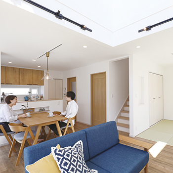 匠建(たっけん）コーポレーション 【札幌市　29.06坪　夫婦　全室床暖房】吹抜けと、注ぐ陽射しが心地よいナチュラルテイストな家の建築実例画像4