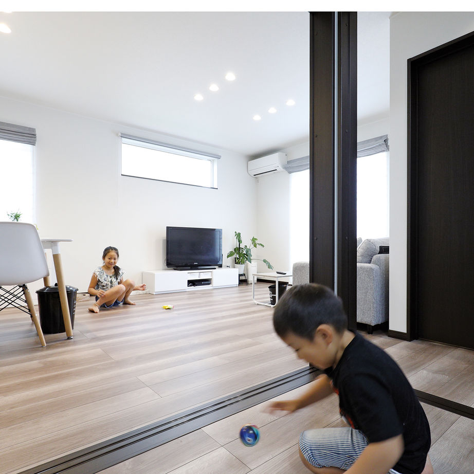 匠建(たっけん）コーポレーション 【札幌市　32.44坪　４人家族　全室床暖房】アイデア収納で室内すっきり。インテリアの色合いもモダンな家の建築実例画像2