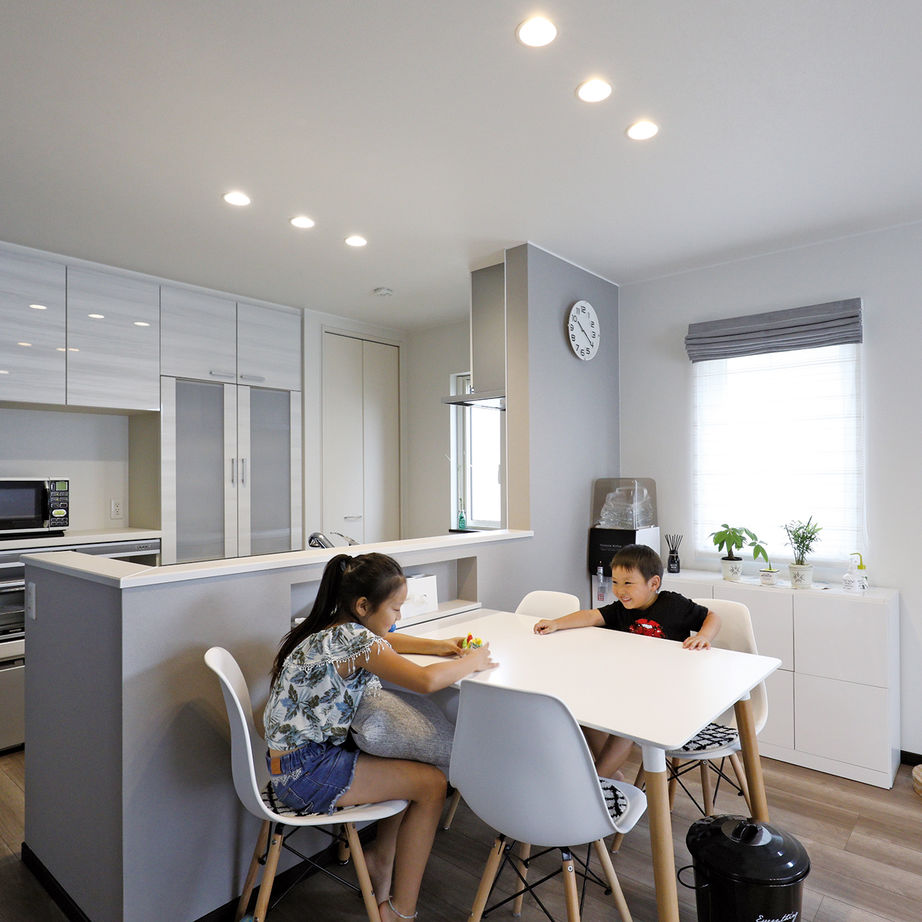 匠建(たっけん）コーポレーション 【札幌市　32.44坪　４人家族　全室床暖房】アイデア収納で室内すっきり。インテリアの色合いもモダンな家の建築実例画像4