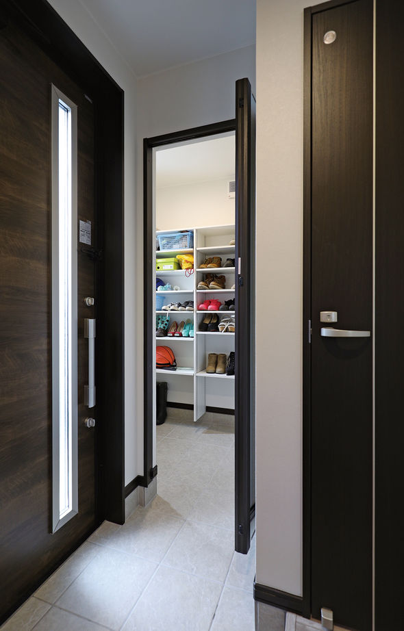 匠建(たっけん）コーポレーション 【札幌市　32.44坪　４人家族　全室床暖房】アイデア収納で室内すっきり。インテリアの色合いもモダンな家の建築実例画像9