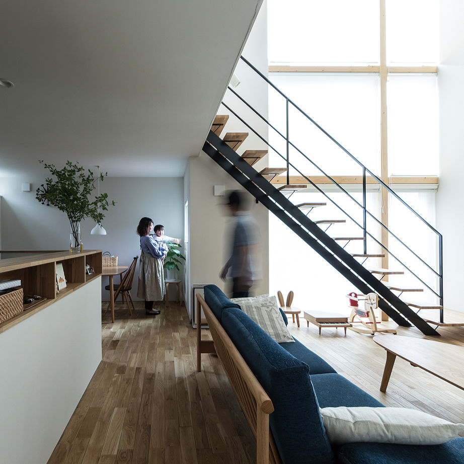 匠建(たっけん）コーポレーション 【36.01坪　３人家族　全室床暖房】床は無垢材、壁は塗壁。自然素材と空間デザインが洗練された住まいの建築実例画像1