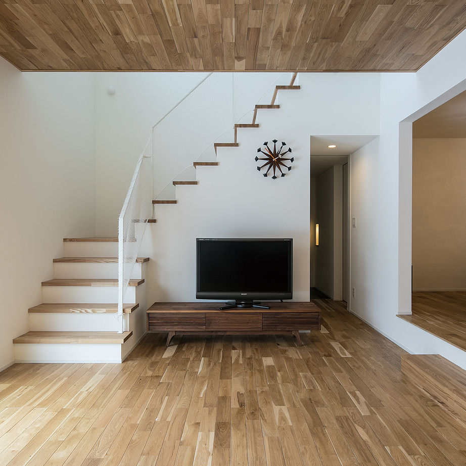 匠建(たっけん）コーポレーション 【札幌市　36.17坪　３人家族　全室床暖房】自然木と造作家具の深い味わい、秀逸なデザインが気品ある家の建築実例画像3