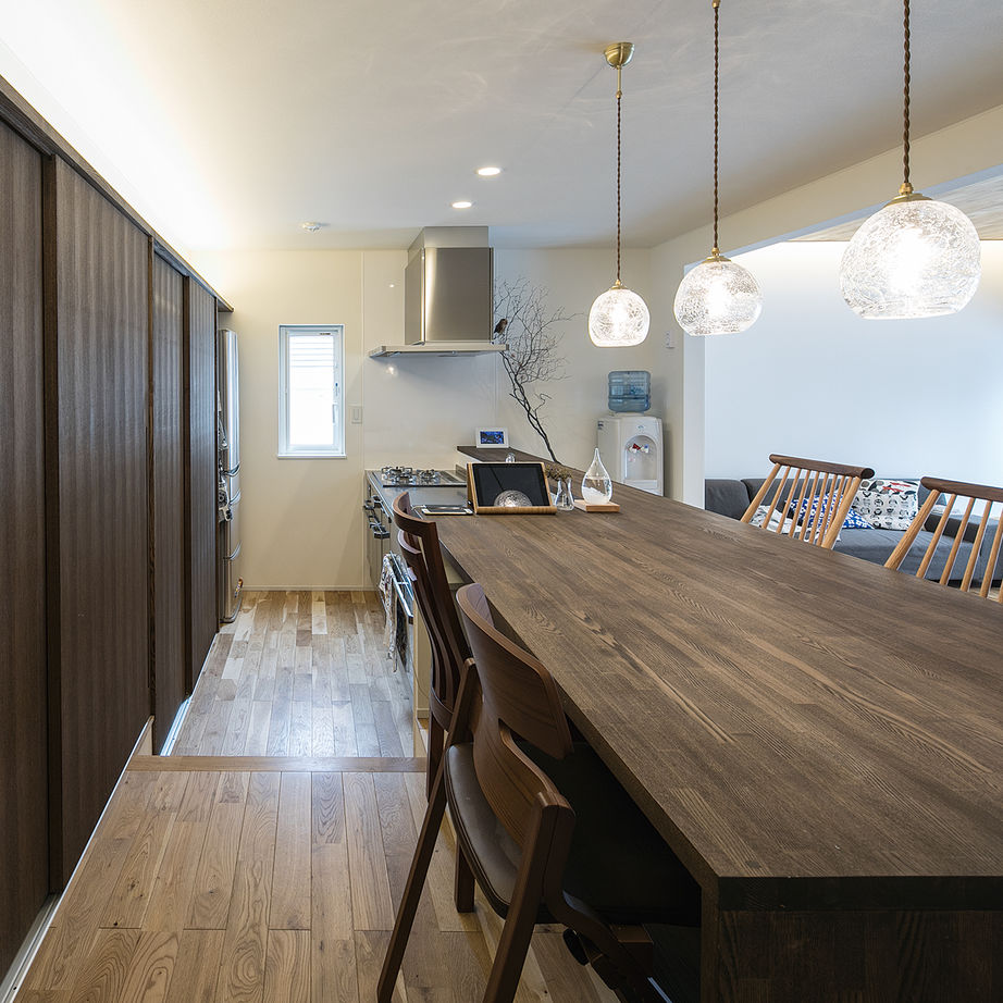 匠建(たっけん）コーポレーション 【札幌市　36.17坪　３人家族　全室床暖房】自然木と造作家具の深い味わい、秀逸なデザインが気品ある家の建築実例画像5