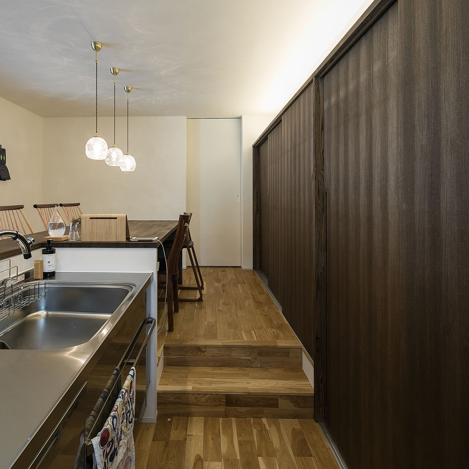 匠建(たっけん）コーポレーション 【札幌市　36.17坪　３人家族　全室床暖房】自然木と造作家具の深い味わい、秀逸なデザインが気品ある家の建築実例画像6