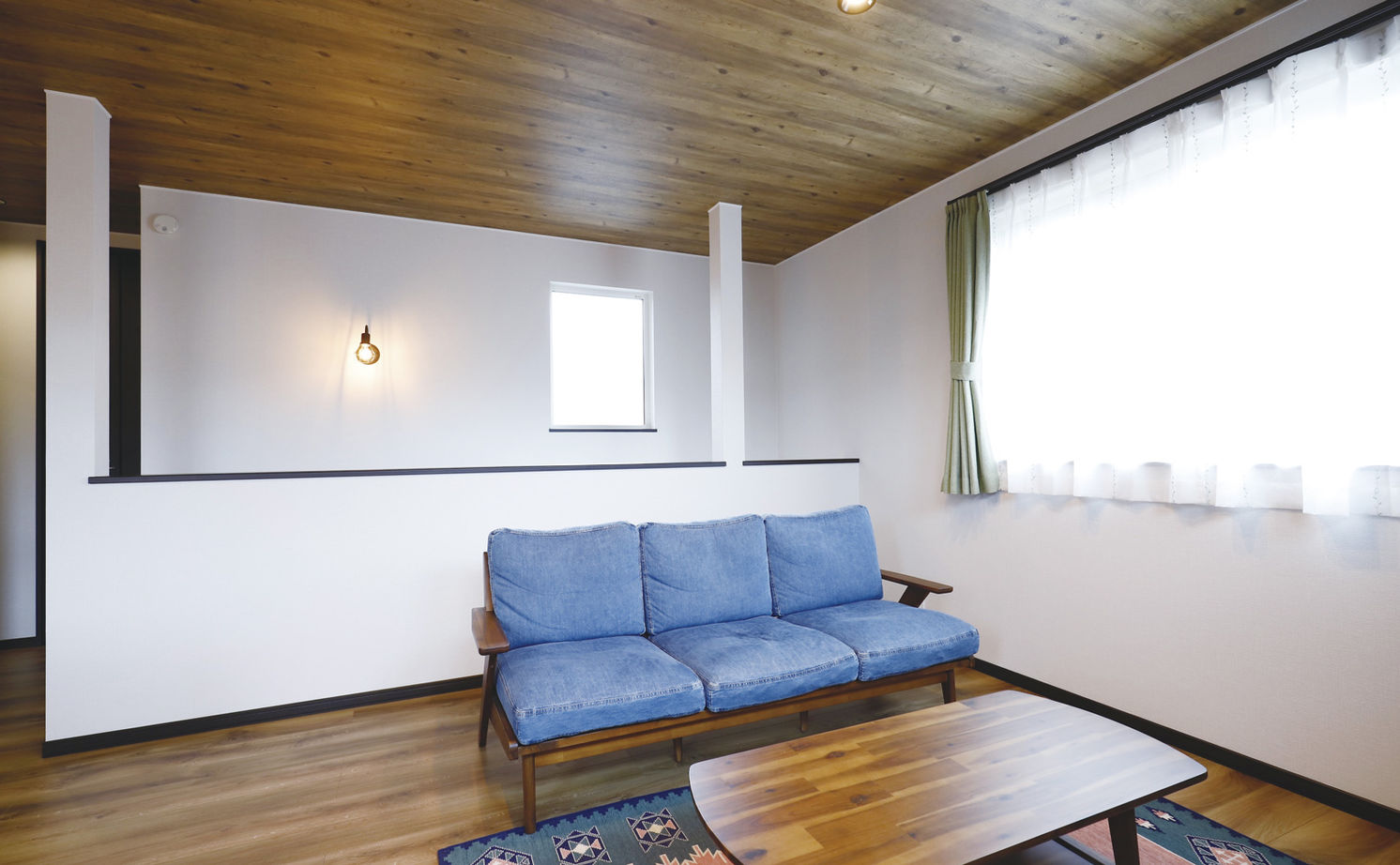 匠建(たっけん）コーポレーション 天井を全面木目柄でコーディネートした、ナチュラルテイストあふれる2階リビングの家の建築実例画像3