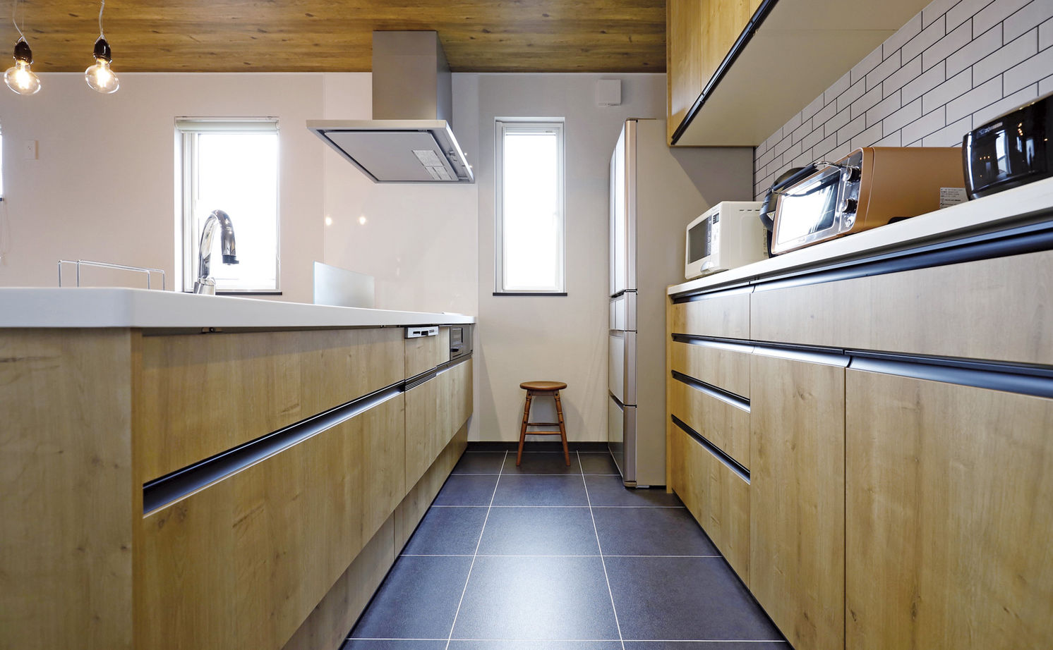 匠建(たっけん）コーポレーション 天井を全面木目柄でコーディネートした、ナチュラルテイストあふれる2階リビングの家の建築実例画像6