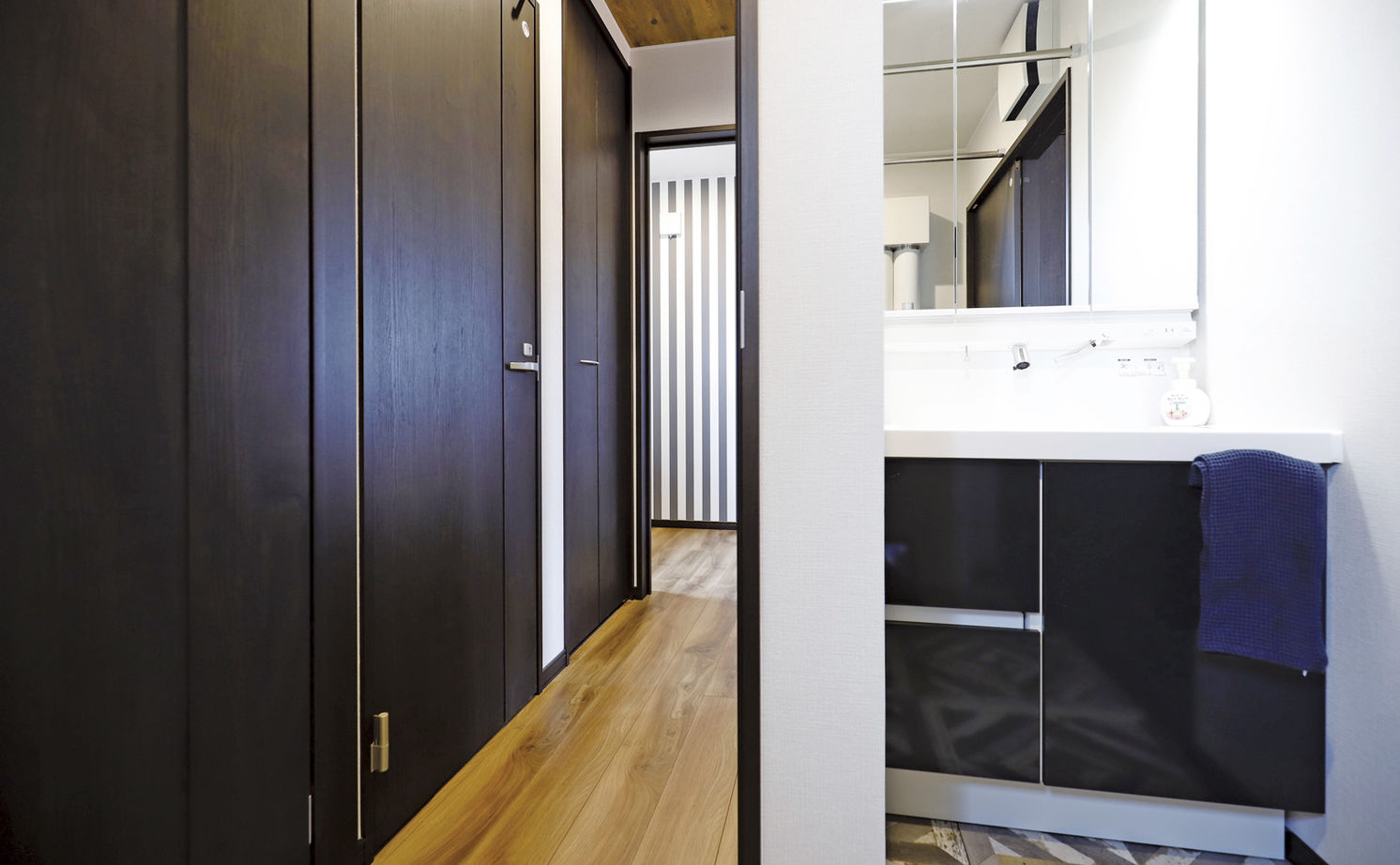 匠建(たっけん）コーポレーション 天井を全面木目柄でコーディネートした、ナチュラルテイストあふれる2階リビングの家の建築実例画像7