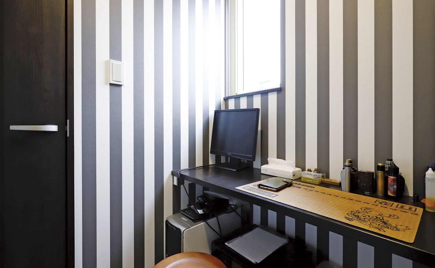 匠建(たっけん）コーポレーション 天井を全面木目柄でコーディネートした、ナチュラルテイストあふれる2階リビングの家の建築実例画像8