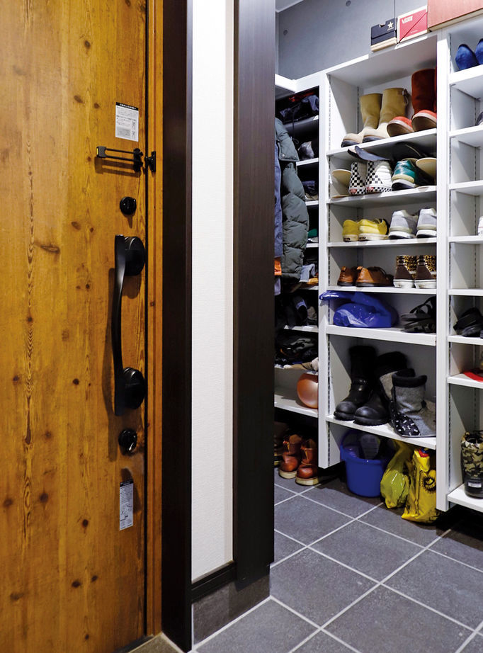 匠建(たっけん）コーポレーション 天井を全面木目柄でコーディネートした、ナチュラルテイストあふれる2階リビングの家の建築実例画像10