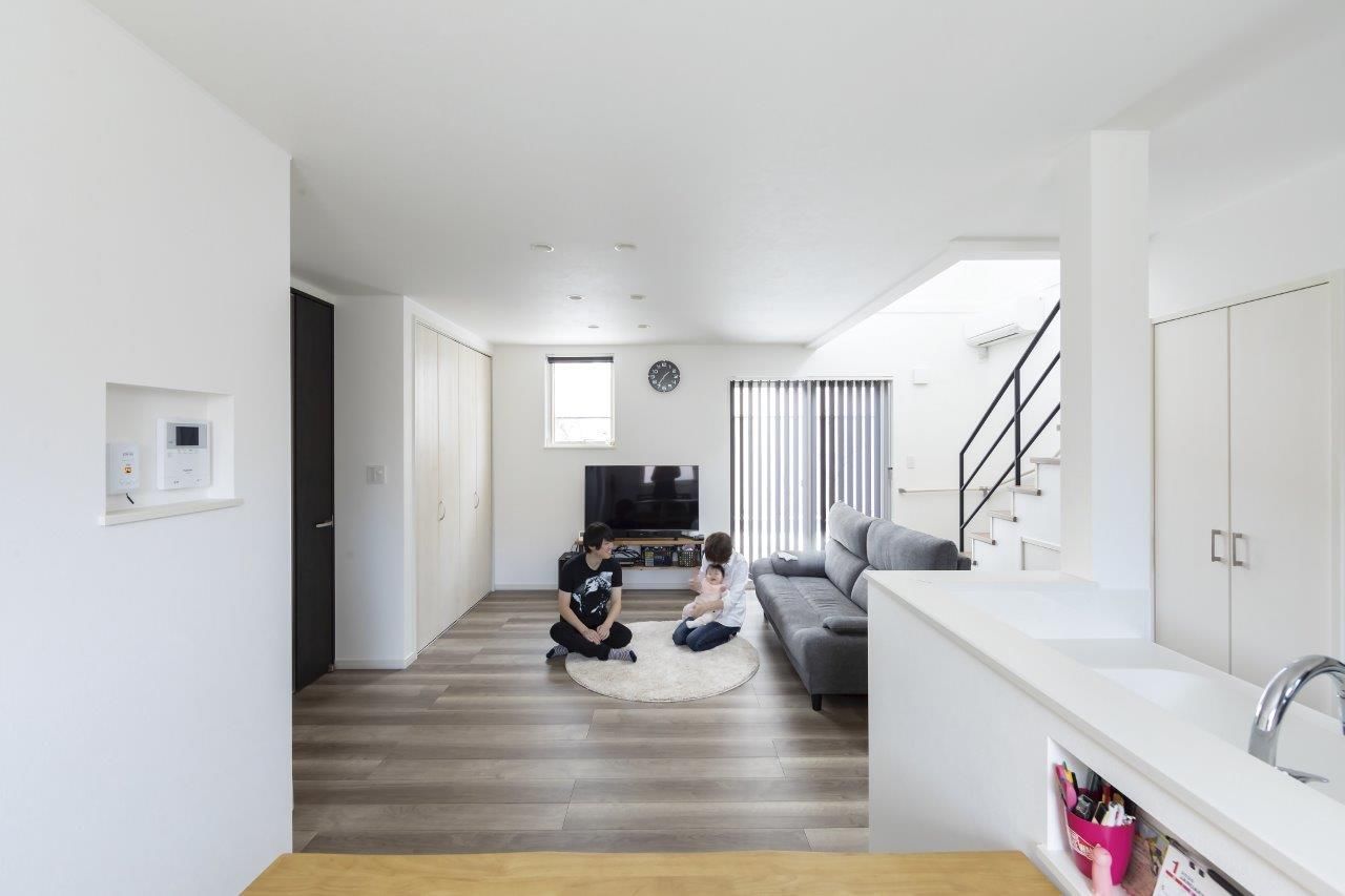 匠建(たっけん）コーポレーション 【札幌市　30坪　３人家族　全室床暖房】心地良い開放感と全室床暖房。収納充実。インテリアもモダン！の建築実例画像2