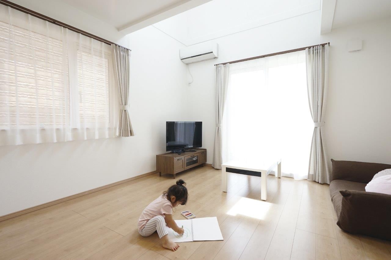 匠建(たっけん）コーポレーション 【札幌市　30坪　３人家族　全室床暖房】安心して見守れる子育て設計。床暖房や吹抜けで広々明るくの建築実例画像2
