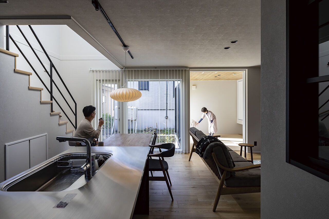 匠建(たっけん）コーポレーション 【札幌市　29.8坪　夫婦】存在感のあるキッチンが中心。室内窓は、空間と家族をつなげるの建築実例画像