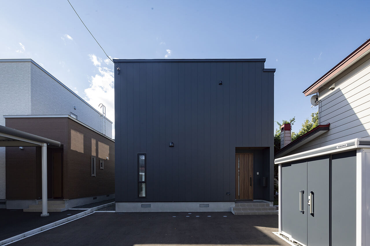 匠建(たっけん）コーポレーション 【札幌市　29.8坪　夫婦】存在感のあるキッチンが中心。室内窓は、空間と家族をつなげるの建築実例画像2