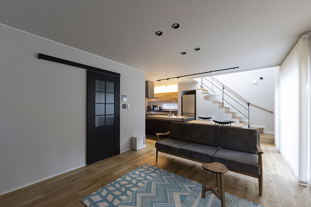 匠建(たっけん）コーポレーション 【札幌市　29.8坪　夫婦】存在感のあるキッチンが中心。室内窓は、空間と家族をつなげるの建築実例画像3