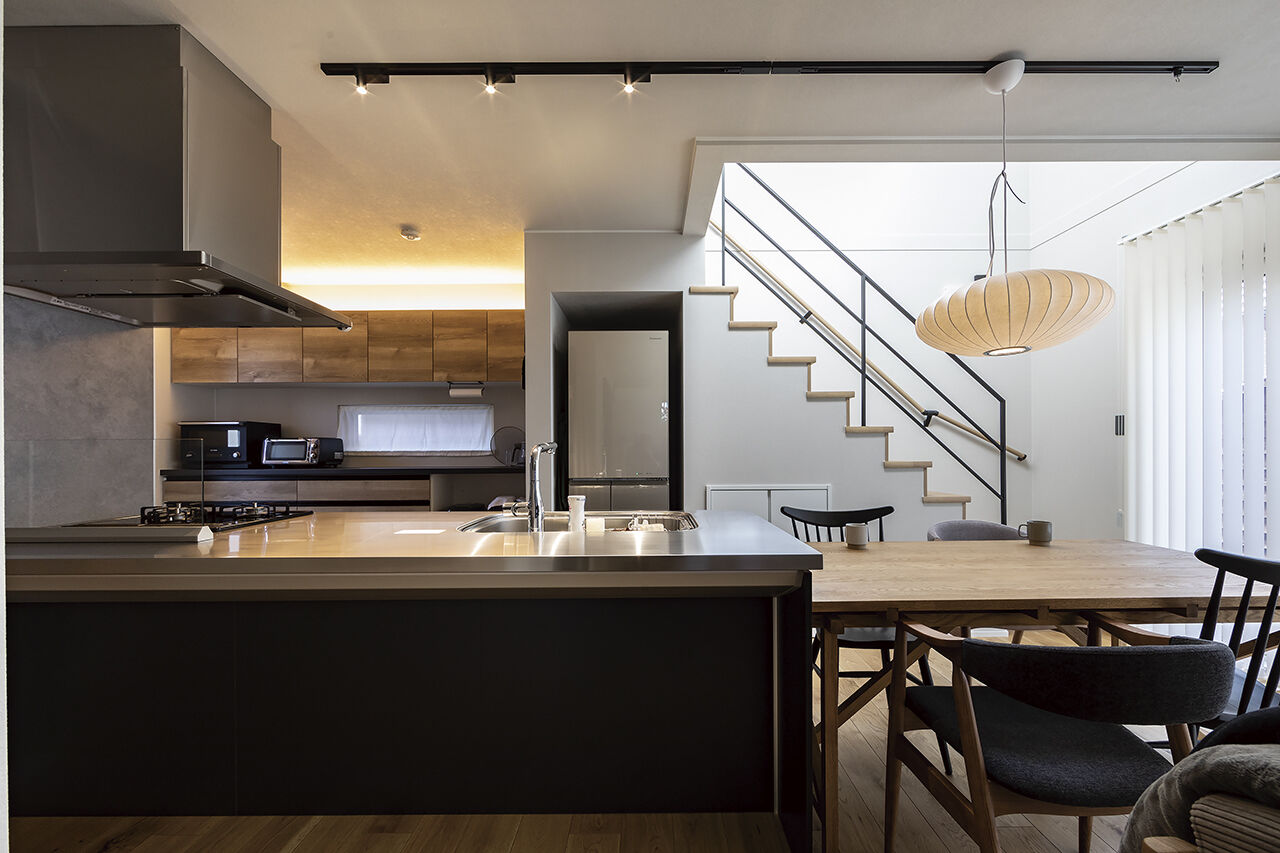 匠建(たっけん）コーポレーション 【札幌市　29.8坪　夫婦】存在感のあるキッチンが中心。室内窓は、空間と家族をつなげるの建築実例画像4