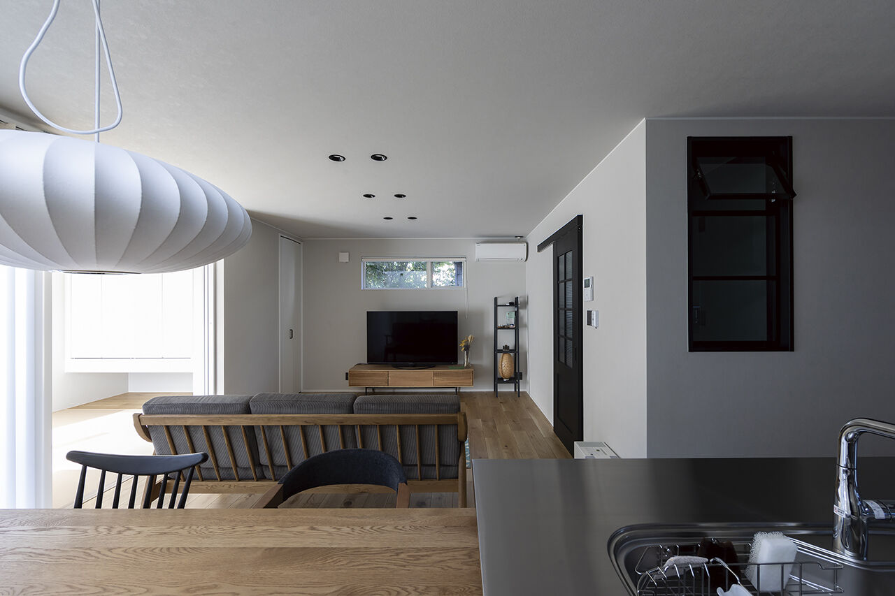 匠建(たっけん）コーポレーション 【札幌市　29.8坪　夫婦】存在感のあるキッチンが中心。室内窓は、空間と家族をつなげるの建築実例画像5